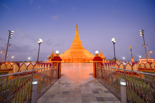 博塔顿帕亚公共金塔位于缅甸仰光，是游客和当地人在金塔市中心散步的著名旅游目的地图片下载