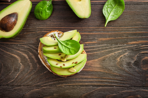 健康美味的鳄梨三明治图片下载