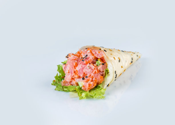 日本Temaki手卷寿司与马古罗金枪鱼在海苔。特写泛亚菜单菜。图片下载