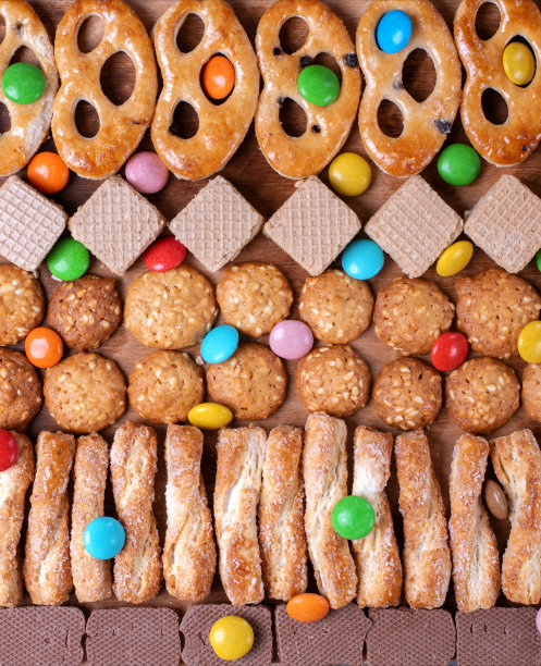 一排排的饼干和华夫饼以及五颜六色的糖衣图片下载