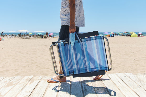 带着医用口罩和躺椅的人图片下载