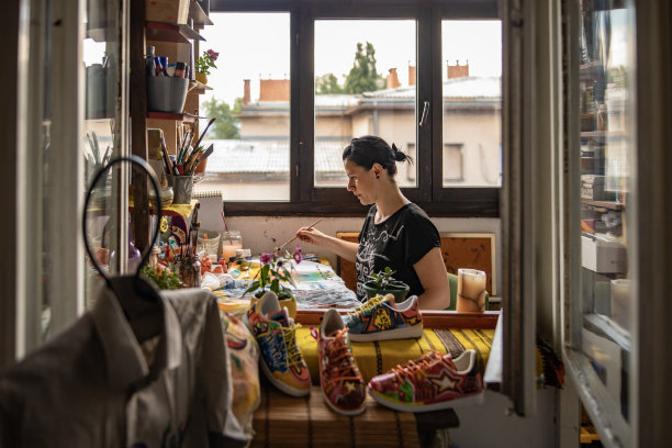 中年新浪潮艺术家观察她的艺术和决定是否需要任何改变图片下载