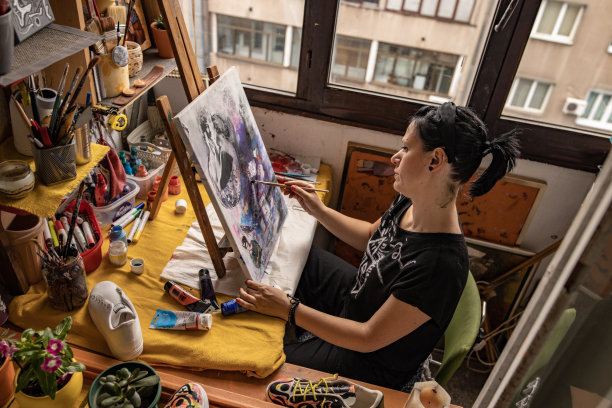 专注于中年女性画家定义她的油画与丙烯酸的颜色图片下载