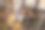 专注于中年女性画家定义她的油画与丙烯酸的颜色图片下载