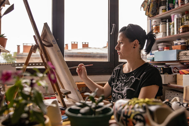 专注于中年女性画家定义她的油画与丙烯酸的颜色图片下载