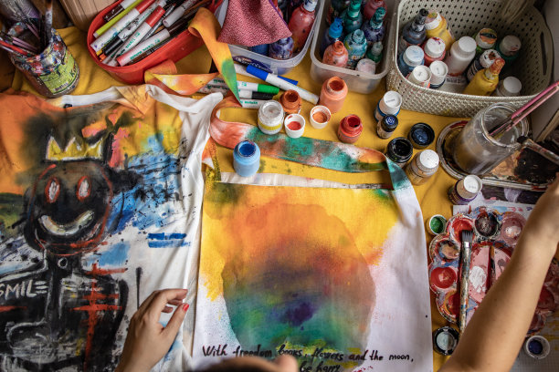 在一个凌乱的车间里，新浪潮艺术家正在画一件t恤图片下载