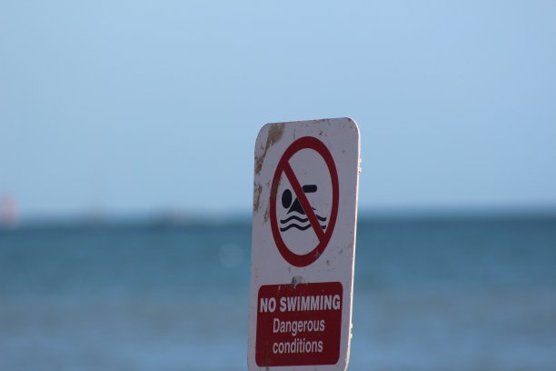 禁止游泳的警告标志图片下载
