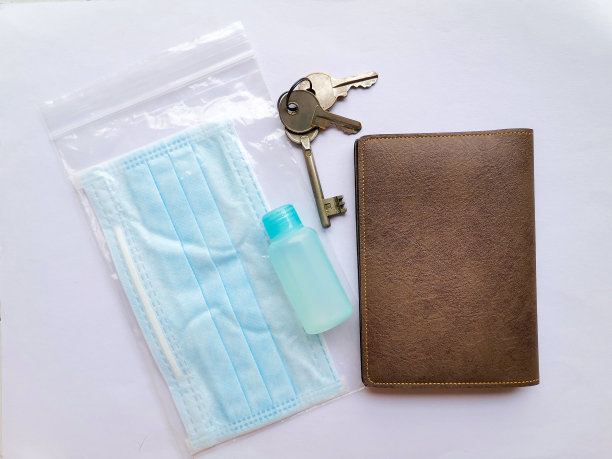 口罩、杀菌剂、钥匙和钱包，携带在Covid - 19准备随身携带的物品图片下载
