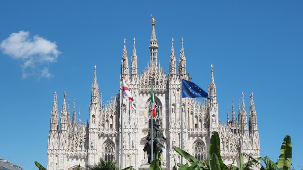 米兰,意大利。圆顶的主立面和前景中的旗帜。米兰最有名的大教堂。在意大利的大教堂。这座教堂是该城的主要标志图片下载