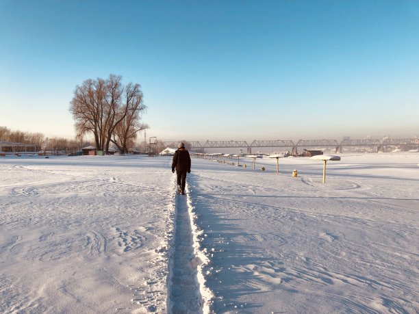 西伯利亚，一个人走在雪滩上图片下载