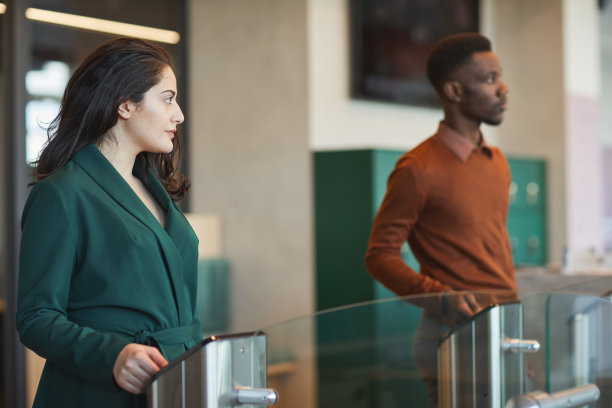 进入办公大楼的人图片下载