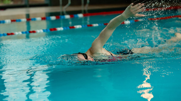 奢华女孩在游泳池里的肖像。与年轻女士在水疗中心的概念。图片下载