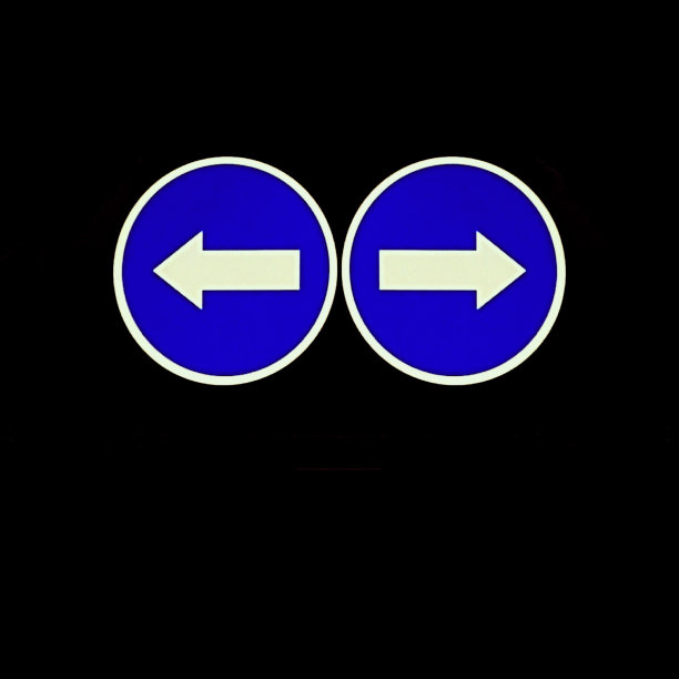 在亮蓝色背景上的白色双箭头指示双向交通图片下载