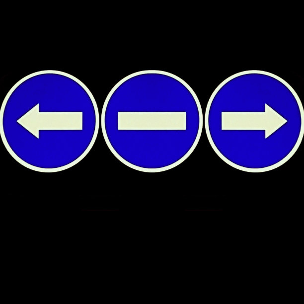 在亮蓝色背景上的白色双箭头指示双向交通图片下载