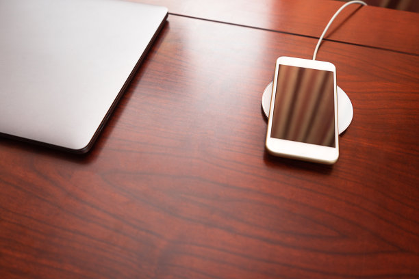 移动智能手机通过设备共享电池进行无线充电。图片下载