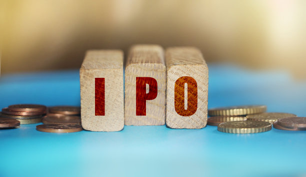 IPO文本首次公开发行，周围有硬币。商业报价概念图片下载