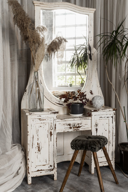 装饰和室内植物木质梳妆台与镜子图片下载