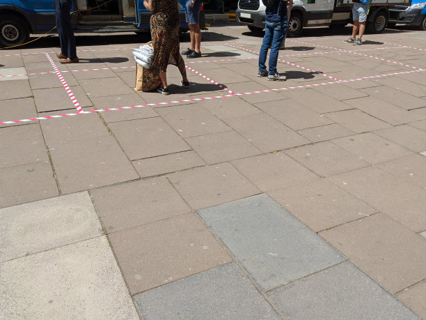 社交距离，商店外排队图片下载