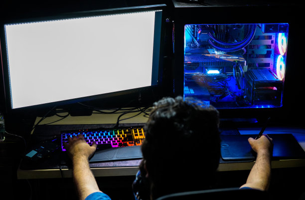 彩虹键盘和电脑在平面设计师、插画家、自由职业者在平板电脑上绘图图片下载