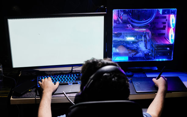 彩色电脑工作站和键盘使用的胡须男性设计师自由职业者插画家图片下载