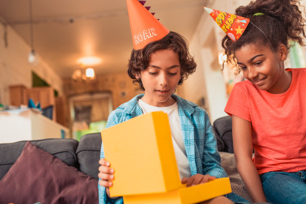 孩子们互相赠送礼物图片下载