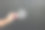 男性的手拉出飞镖导弹的近景。体育的概念。图片下载