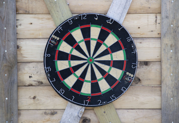 飞镖的目标压在木门上。特写镜头。图片下载