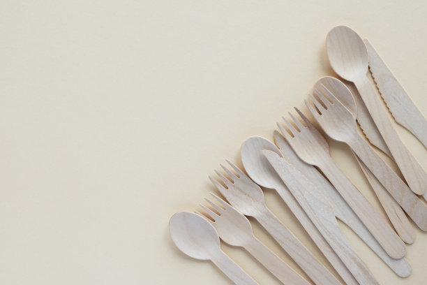米色背景上的环保可降解木制餐具、刀叉和勺子。生态的生活方式。不浪费，自觉环保。文本的地方图片下载