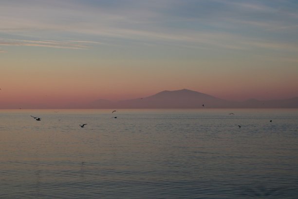 2020年日出前，希腊海边图片下载