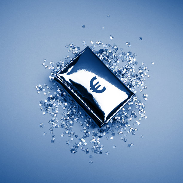 扁平放置金属钱包与欧元标志符号，五彩缤纷的星星。2020年流行经典蓝色图片下载