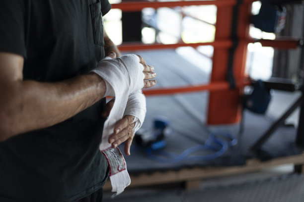一个男人正在用绷带包扎他的手图片下载