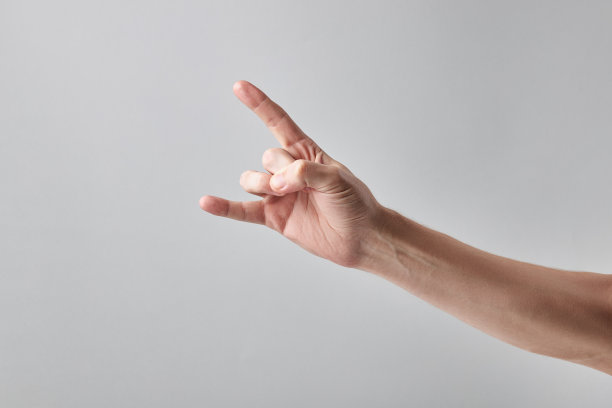 白人男性，具有硬音乐号符号。孤立在灰色背景。音乐在我们生活中的概念。图片下载