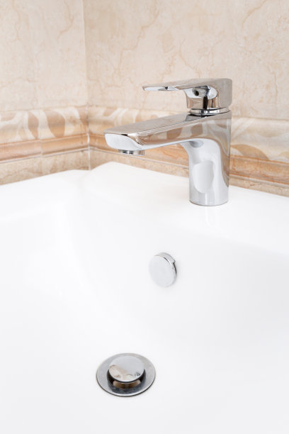 在浴室的水龙头图片下载