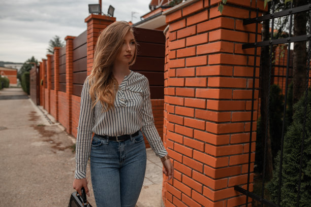 走在街上图片下载