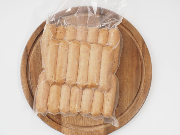 抛光牛肉香肠真空密封塑料袋白色背景。图片下载