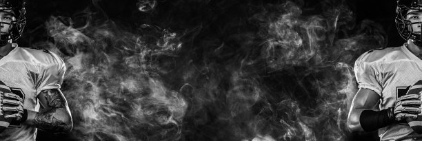 美国橄榄球运动员，在体育场戴头盔的运动员。黑白照片。体育墙纸。图片下载