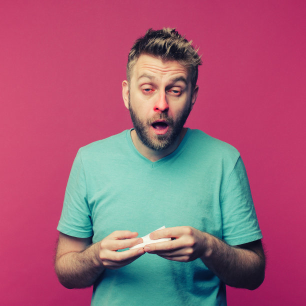 一个拿着手帕正要打喷嚏的年轻人的画室照片。被隔离的病人流鼻涕。人类研制出了治疗普通感冒的药图片下载