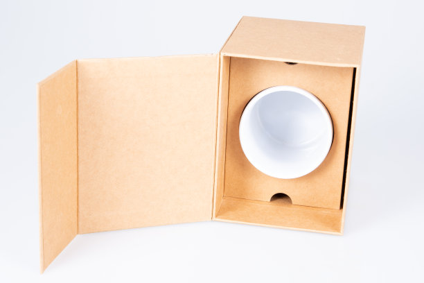 白色的杯子在打开的纸盒在白色的背景图片下载