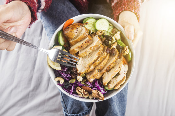 清洁平衡的健康食品理念家庭主妇悠闲地在家享用鸡胸沙拉图片下载