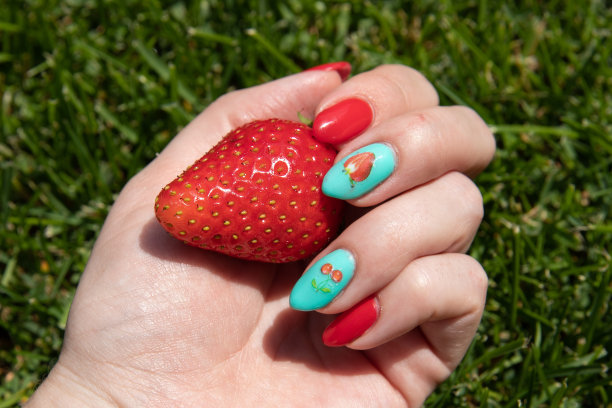 孩子手里拿着新鲜的草莓图片下载