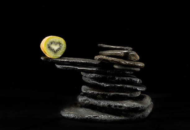 新鲜的几维鸟在石板和黑色背景上的创意图片图片下载