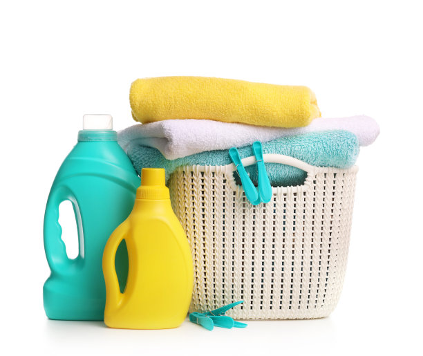 洗涤剂与洗衣粉和毛巾隔离白色图片下载