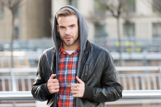 漂亮的发型。理发店的客户。理发店的服务。美容沙龙。蓄着鬃毛的白人嬉皮士。一个在户外没刮胡子的家伙。城市的生活方式。英俊的男人。为约会做发型图片下载