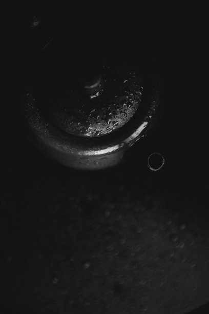 陶瓷茶壶和茶道的黑白照片图片下载