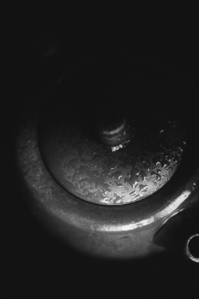 陶瓷茶壶和茶道的黑白照片图片下载