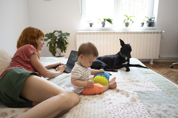 母亲照顾孩子和工作在网上图片下载