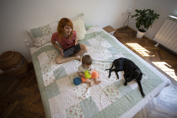 忙碌的单身母亲在家工作图片下载