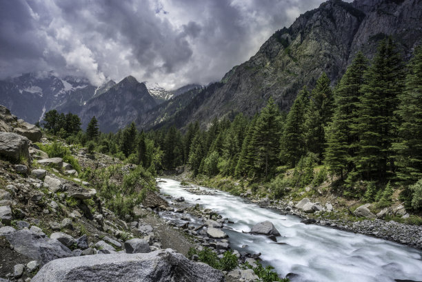 河流的照片内的绿色山谷自然视图与复制空间为您的文本图片下载