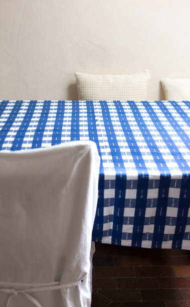 厨房桌子与格子桌布，椅子图片下载