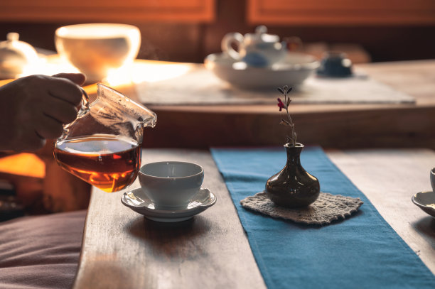 女子在早晨倒茶，旁边有花瓶图片下载